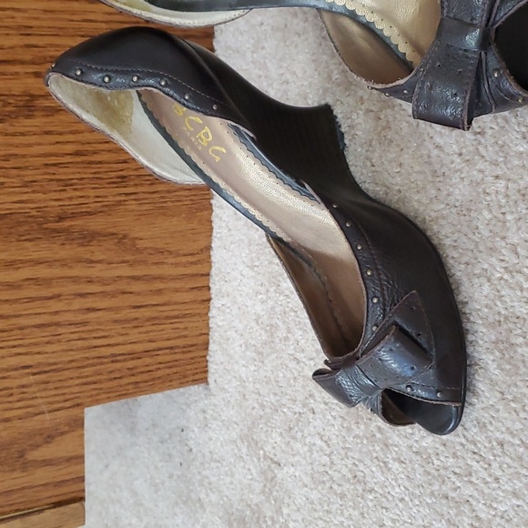 Bcbg Paris 8 rounded contour wedges peep toe bow metal accents - Picture 3 of 12